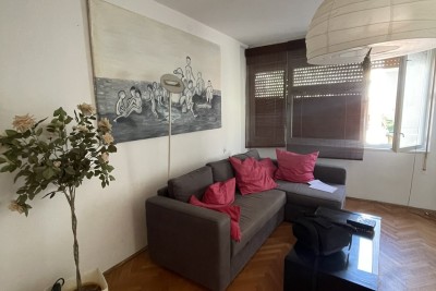 Pula, Zentrum – Geräumige Drei-Zimmer-Wohnung von 76,38 m² mit zwei Terrassen