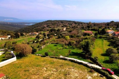 Un attraente appezzamento di terreno con vista sul mare e un progetto è in vendita, Kavran