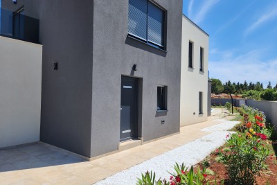 Istra, Ližnjan, 1 km do centra Medulina, nova moderna hiša z bazenom za počitnice.