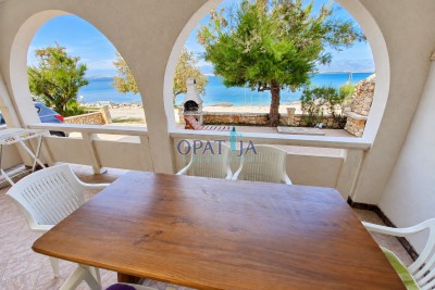 Vir, house with apartments, first row to the sea