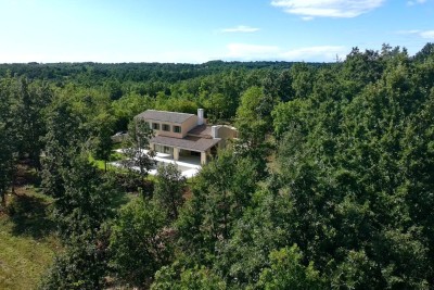 Prodaja- prostrana kuća s bazenom u izgradnji, blizina Pazina!