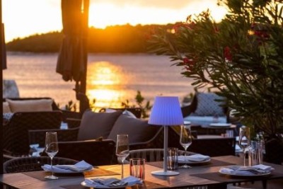 ROVINJ, Prodaja uhodanega restavracije ob morju (najem prostora)