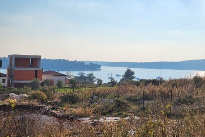 Medulin, Mukalba – Gradbena parcela z začetim gradbeništvom.