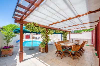 For sale: Renovated Istrian house with a pool – Kanfanar, 208 m², two buildings.