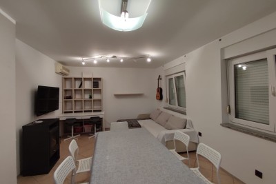 Zum Verkauf steht eine 2-Zimmer-Wohnung in Pula. Dolinka.