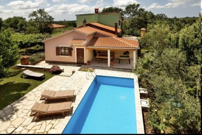 Haus mit Pool in der Nähe von Žminj