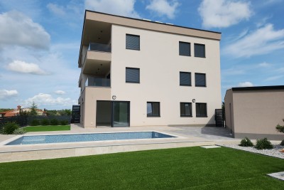 Moderna oaza s bazenom i vlastitim vrtom u Banjolama. Zgrada ima uporabnu dozvolu.