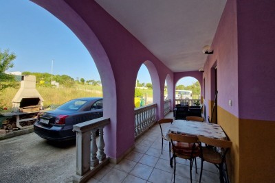 Samostojna hiša z dvema apartmajema, 181 m2, Banjole, prodamo