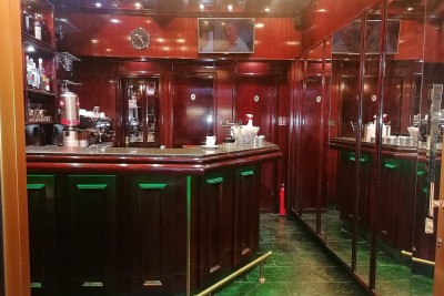 Rijeka, prodaje se uređeni caffe bar, centar Korza