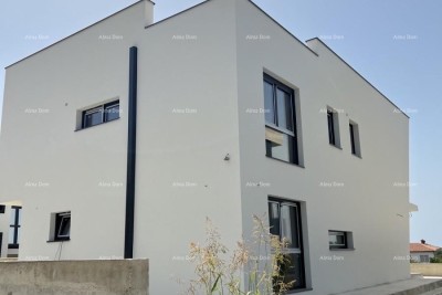 Verkauf eines neuen Hauses mit Swimmingpool.