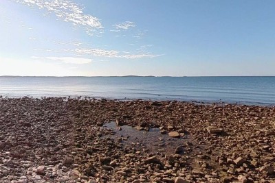 PEROJ – POLJOPRIVREDNO ZEMLJIŠTE 2.715 m² U BLIZINI MORA
