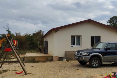 Verkauf eines großen Baugrundstücks mit einem Haus und einem Projekt zum Bau einer weiteren Villa, Svetvinčenat