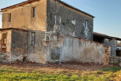 Galižana – Steinhaus mit Baugrundstück und Zisterne