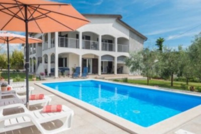 POREČ ,  Samostojeća kuća s bazenom i 5 stambenih jedinica