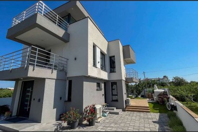 Modern villa in Istria with sea view, rooftop terrace, and landscaped garden – 800 m from the beach