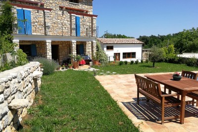 Labin okolica, Kamena kuća s bazenom i velikom okućnicom