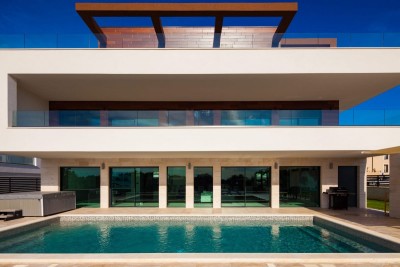 Moderne Villa mit Pool und Meerblick in Premantura