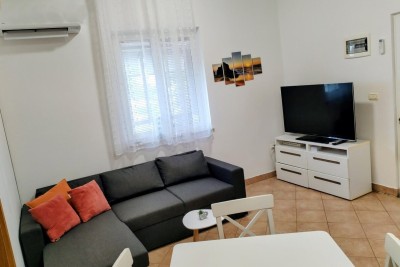LOVREČICA, EINE ZIMMER WOHNUNG MIT TERRASSE UND PARKPLATZ