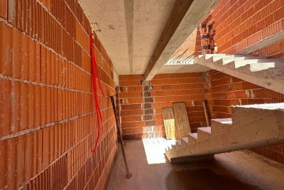 Nov projekt, Barbariga! Apartma z vrtom in parkiriščem, 500 m od morja