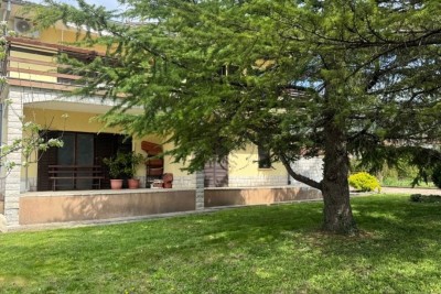 BUZET, PROSTRANA SAMOSTOJEĆA KUĆA S VELIKOM OKUĆNICOM I POGLEDOM NA MORE