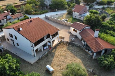 Prodaje se  kuća 420m2 sa tri stana,  Umag