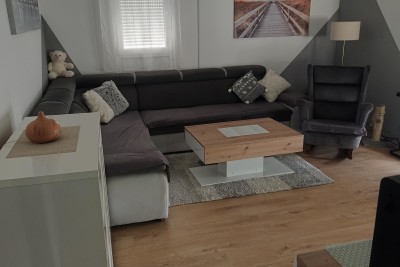 Pula,  namješten i renoviran obiteljski stan (60 m²) s liftom i balkonom