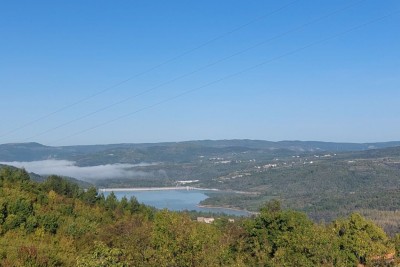 Mješovito zemljište sa pogledom na jezero Butoniga