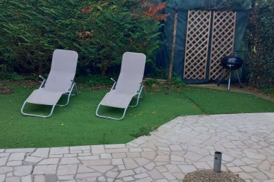 Pješčana Uvala, 200 meters from the beach and sea, a charming house with three apartments.