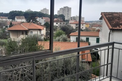 Pula Veruda. Zu verkaufen – 1. Stock eines Hauses mit Garten und Parkplatz