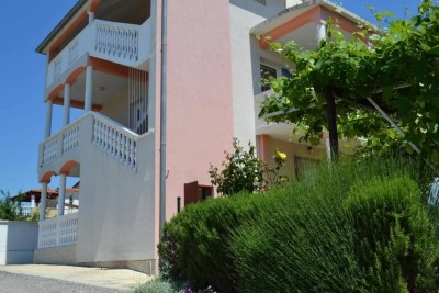 Detached house with apartments!