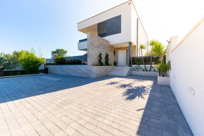 A modern house with a pool in a great location, Medulin!