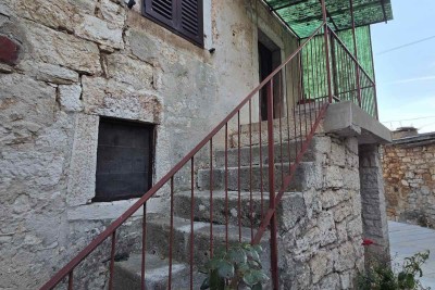 BALE – HAUS IM ZENTRUM MIT KANTINE