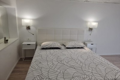 Zum Verkauf steht eine geräumige 3-Zimmer-Wohnung im Zentrum von Buje