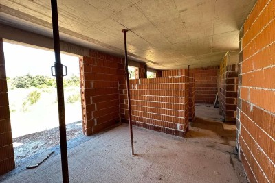 Neues Projekt, Barbariga! Erdgeschosswohnung mit Garten und Parkplatz, 500 m vom Meer entfernt