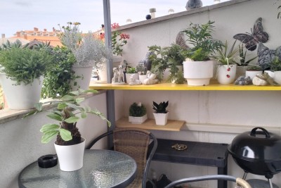 Pula! Wir verkaufen eine zweistöckige Einzimmerwohnung mit Terrasse.