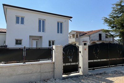 Neue Villa mit Pool, modern eingerichtet. 7 km zum Stadtzentrum von Poreč.