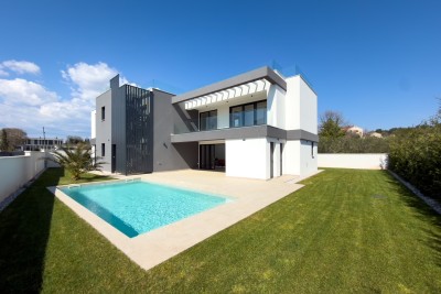 New modern villa near the sea!