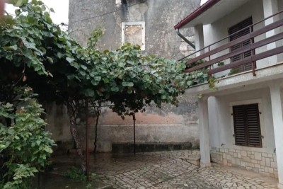 House in the center of Marčana with a large garden.