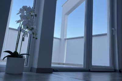 ATRAKTIVAN DUPLEKS OD 110 m² S POGLEDOM NA MORE, SAMO 150 m OD PLAŽE