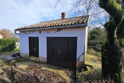 Kuća za adaptaciju sa dodatnim objektom i gr.terenom,LABIN okolica