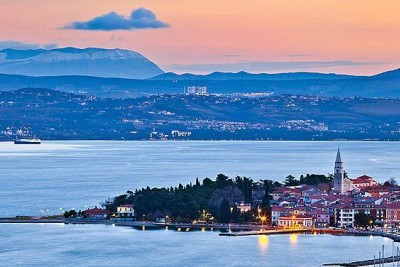 IZOLA - Center - APARTMAJSKA HIŠA, grajena 1890, obnovljena 2023, 6x soba z kopalnico in wc-jem,kuhinja, zajtrkovalnica, v delovanju200m od morja.