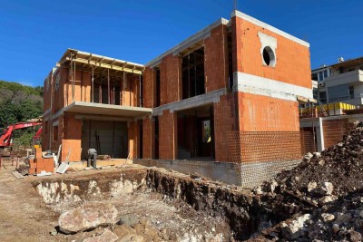 Una nuova casa in vendita con piscina in un'ottima posizione, vicino al mare!