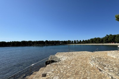 Prodaja stana s parkirnim mjestom na odličnoj lokaciji, 50 m od mora i plaža, Novigrad!