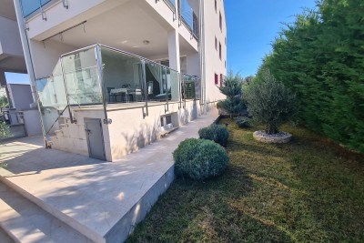 Peroj! Apartment with a yard!