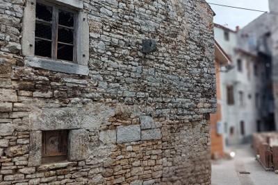 Altes Steinhaus zu verkaufen, Zentrum von Vodnjan in attraktiver Lage