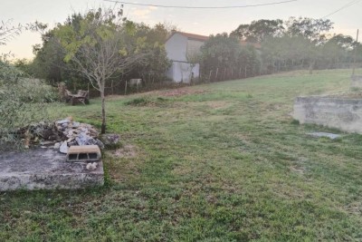 Terreno edificabile con vista mare e strutture esistenti  Barban