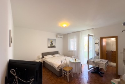 Nähe des Hotels Belvedere. Wir verkaufen ein Studio-Apartment in ausgezeichneter Lage in Medulin!