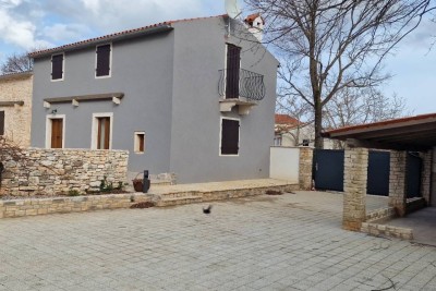 In vendita casa con piscina e giardino – tranquillo villaggio vicino a Barbana
