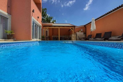 House with a pool in Medulin