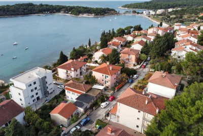 Pula. Zelenika!  Stechpalme! Einfamilienhaus! 50 Meter zum Strand! Seeblick!